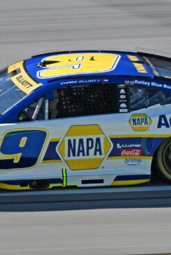 Chase Elliott Removes Bid For Ninth Consecutive Most Popular Driver Award, Encourages Fans To Vote For Kyle Busch